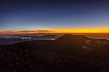 Hawaii Usa 'daki Mauna Kea' da günbatımının büyüleyici görüntüsü