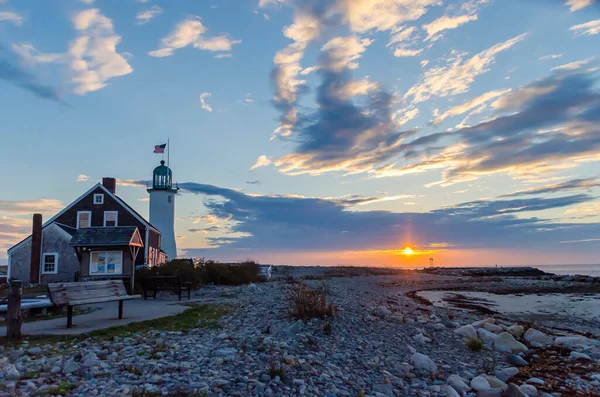 Scituate Massachusetts Usa 'daki deniz fenerinden güzel bir gün doğumu görünüyor.