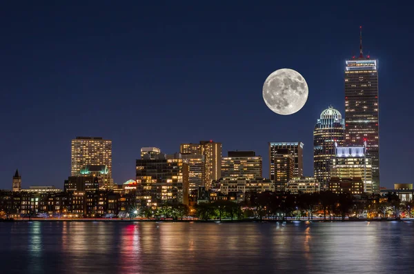 Boston Usa 'da Supermoon etkinliği sırasında Boston Skyline' ın inanılmaz manzarası