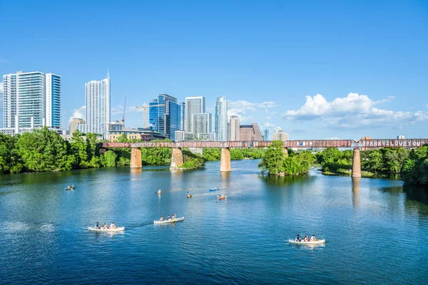 Austin Tx Usa 'da güneşli bir günde Austin Skyline' ın inanılmaz manzarası