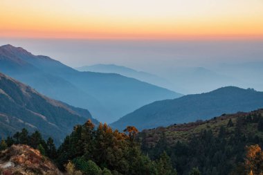 Poonhill Ghorepani Nepal 'den gün batımının altın saatinde görülen dağ tepeleri.