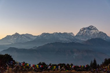 Dhaulagiri 'deki Poon Hill, Ghorepani, Nepal' den günbatımının görkemli manzarası.