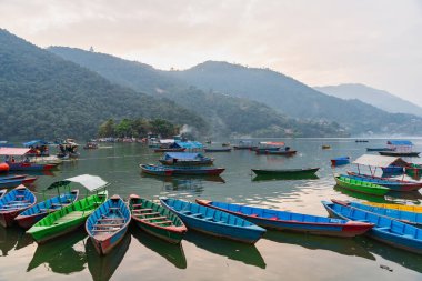 Pokhara Nepal 'deki Phewa Gölü' ne yanaşmış güzel bir tekne manzarası.