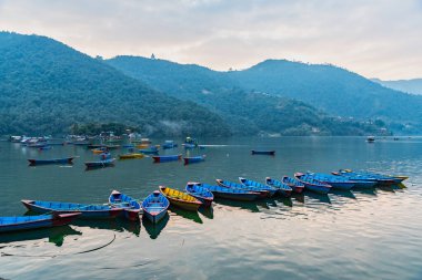Pokhara Nepal 'deki Phewa Gölü' ne yanaşmış güzel bir tekne manzarası.