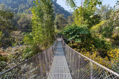 Poonhill Annapurna yürüyüşü sırasında Ulleri üzerinde güzel sallanan köprü Pokhara Nepal 'de