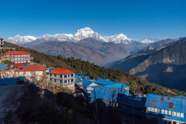 Dhaulagiri dağlarının görkemli manzarası. Yedi yüksek Pokhara Nepal.