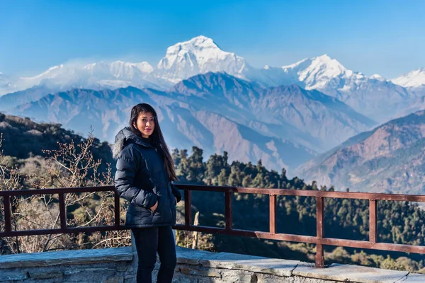 Hermosa Chica Posando Frente Cordillera Dhaulagiri Pokhara Nepal — Foto de Stock