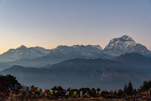Dhaulagiri 'deki Poon Hill, Ghorepani, Nepal' den günbatımının görkemli manzarası.