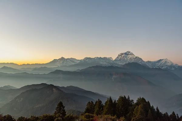 Dhaulagiri 'deki Poon Hill, Ghorepani, Nepal' den günbatımının görkemli manzarası.