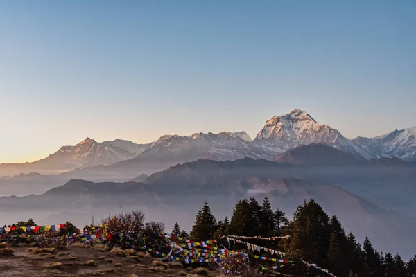 Dhaulagiri 'deki Poon Hill, Ghorepani, Nepal' den günbatımının görkemli manzarası.