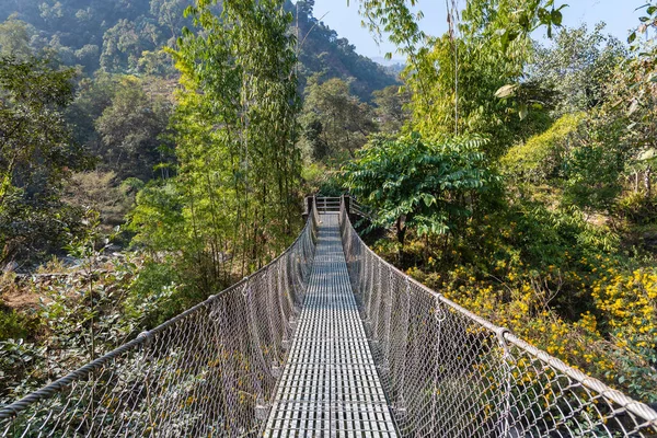Poonhill Annapurna yürüyüşü sırasında Ulleri üzerinde güzel sallanan köprü Pokhara Nepal 'de
