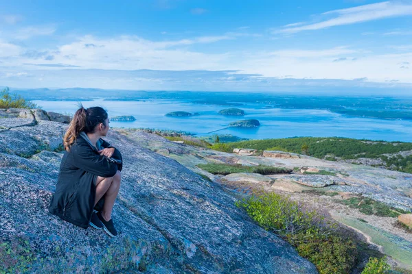 Kvinna Njuter Den Vackra Utsikten Över Små Öar Sett Från — Stockfoto