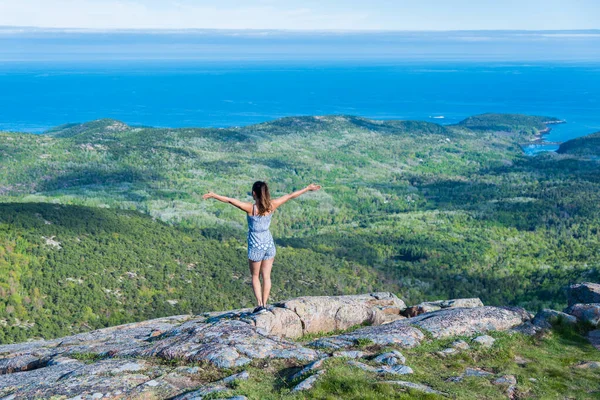 Женщина Наслаждается Прекрасным Видом Маленькие Острова Горы Кадиллак Национальном Парке — стоковое фото