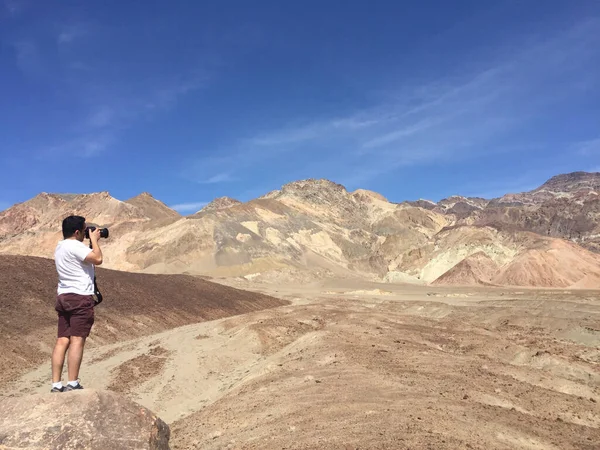 Mannen Som Fotograferer Kunstnerpaletten Ved Death Valley Nasjonalpark California Usa – stockfoto