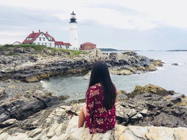 Portland Maine Usa 'daki güzel Portland deniz fenerinin tadını çıkaran bir kadın.
