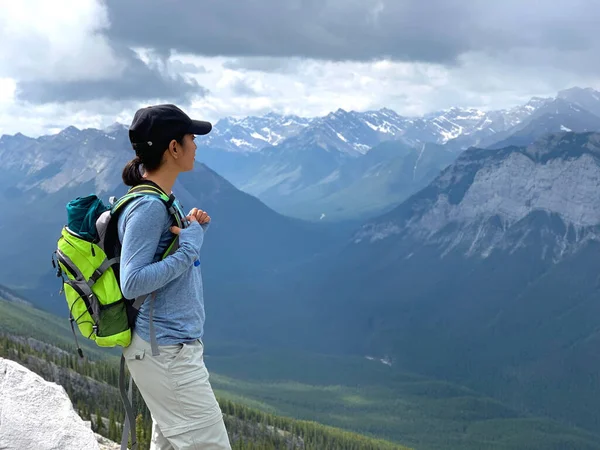 Alberta Kanada 'daki Banff Ulusal Parkı' ndaki Mount Rundle 'da Kanada dağlarında yürüyüş yapan bir kadın.