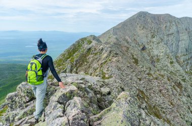 Kuzeydoğu Piscataquis Dağı Katahdin 'in Bıçak Kenarı Yolu' nda yürüyüş yapan kadın Maine ABD