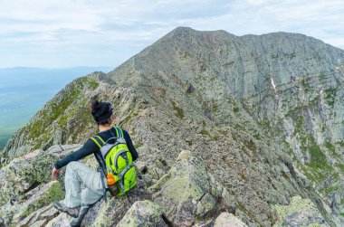 Kuzeydoğu Piscataquis Dağı Katahdin 'in Bıçak Kenarı Yolu' nda yürüyüş yapan kadın Maine ABD