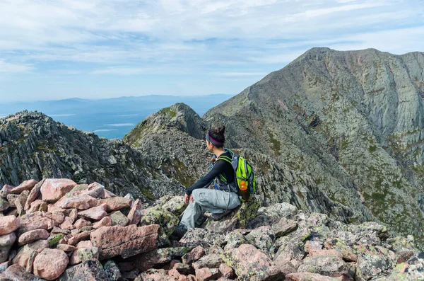 Kuzeydoğu Piscataquis Dağı Katahdin 'in Bıçak Kenarı Yolu' nda yürüyüş yapan kadın Maine ABD