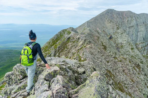 Žena Pěší Turistika Podél Knife Edge Trail Mount Katahdin Severovýchodní — Stock fotografie