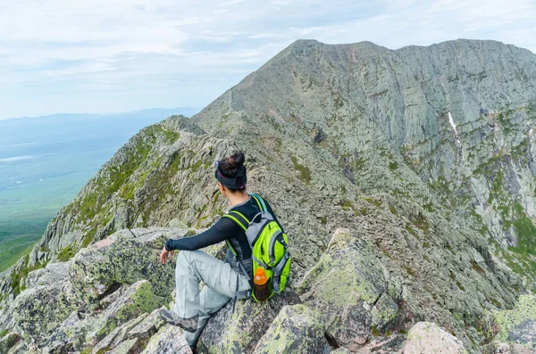 Žena Pěší Turistika Podél Knife Edge Trail Mount Katahdin Severovýchodní — Stock fotografie