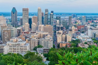 Quebec, Kanada 3 Eylül 2018: Montreal QC Kanada 'daki Mount Royal' dan Montreal Skyline 'ın muhteşem manzarası