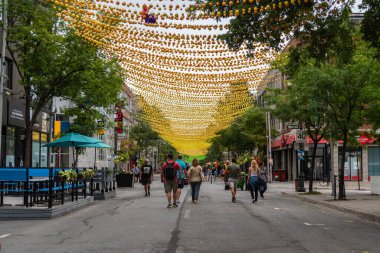 Quebec, Kanada 3 Eylül 2018: Montreal QC Kanada 'daki Gay Village' da güzel dekore edilmiş sarı cadde