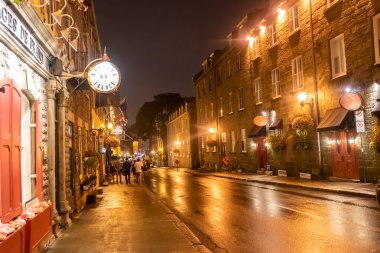 Quebec, Kanada 3 Eylül 2018: Quebec City Quebec QC Kanada 'da gece aydınlanan ünlü cadde