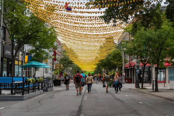 Quebec, Kanada 3 Eylül 2018: Montreal QC Kanada 'daki Gay Village' da güzel dekore edilmiş sarı cadde