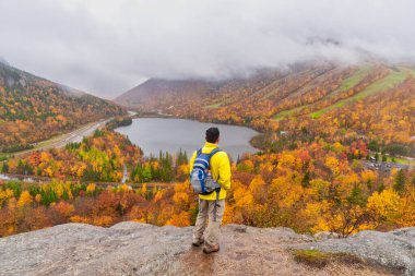 New Hampshire, ABD 'deki Artists Bluff Loop' tan güzel Echo Gölü önünde poz veren adam