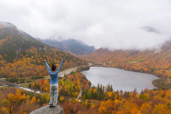 Женщина Позирует Перед Красивым Озером Эхо Artists Bluff Loop Нью — стоковое фото