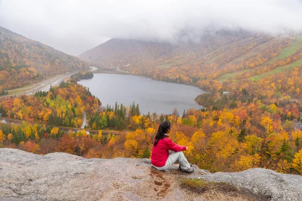 New Hampshire 'daki Artists Bluff Loop' tan Echo Lake 'in önünde poz veren kadın.