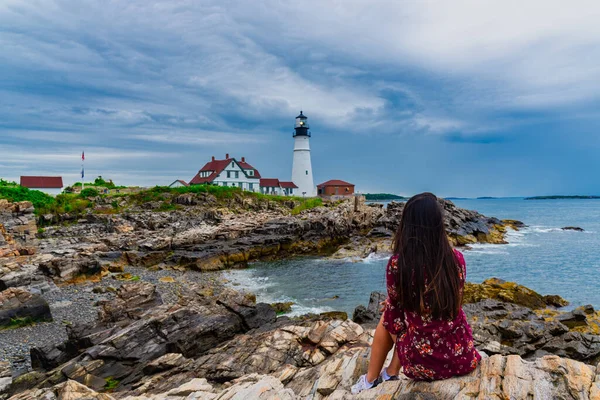 Mujer Hipnotizando Vista Del Faro Portland Head Portland Maine Usa —  Fotos de Stock