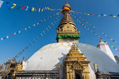 Swayambhunath 'ın muhteşem manzarası diğer adıyla Swayambhu Katmandu Vadisi Nepal' inde güneşli bir günde