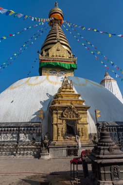 Swayambhunath 'ın muhteşem manzarası diğer adıyla Swayambhu Katmandu Vadisi Nepal' inde güneşli bir günde