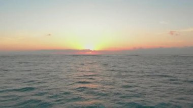 Tulum Mexico 'da gün doğumunda görülen güzel okyanus suyu.