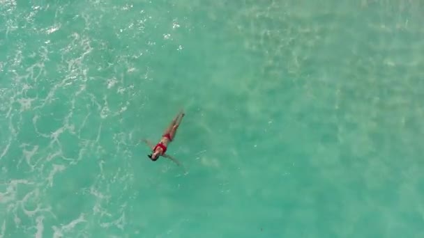 Beautiful Woman Floating Ocean Water Tulum Mexico — Stock Video