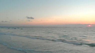 Tulum Mexico 'da gün doğumunda görülen güzel okyanus suyu.