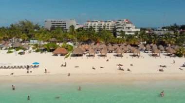 Meksika 'nın Mujeres Cancun Adası' nda öğlen vakti havadan görülen turkuaz renkli okyanus plajı.