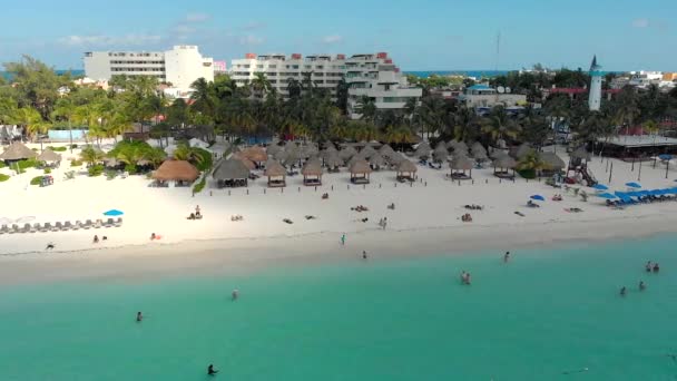 Turkusowe Kolorowe Wody Oceanu Plaży Częściowo Pokryte Słońcem Isla Mujeres — Wideo stockowe