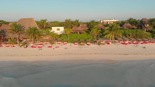 Schöner Strand Bei Sonnenaufgang Tulum Mexico Mit Einer Drohne — Stockvideo