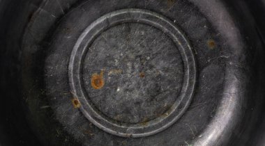 Arkaplanda çizikler ve çatlaklar olan çelik dokusu