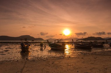 Sahilde gün batımı