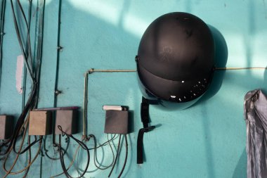 Miğfer Duvarda Asılı