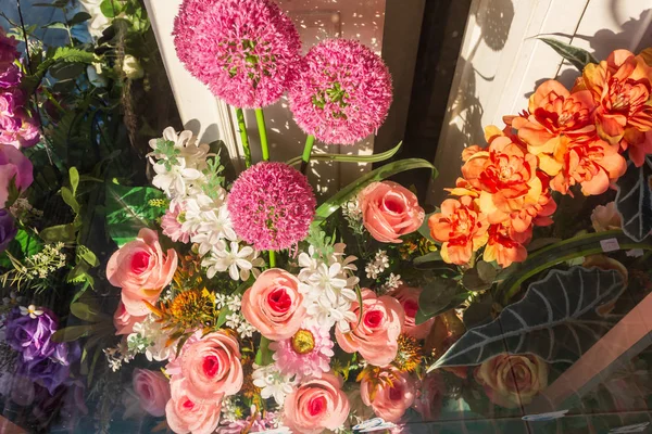 Ramo Floral Plástico Con Diferentes Flores — Foto de Stock