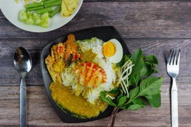 Tayland yemeği, Tayland pilavı, köri soslu erişte, sebze ve ahşap masada haşlanmış yumurta..