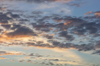 Alacakaranlık vakti renkli gökyüzü. Bulutlar ve gökyüzü akşamları.