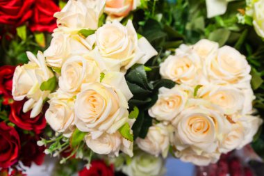 Farklı çiçekli plastik çiçek buketi.