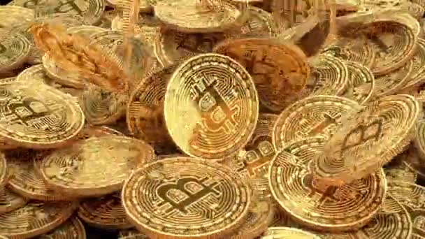Zlaté bitcoins padat zpomalené na hromadu. Padající zlaté mince pozadí 4k slowmotion video. Koncept těžba kryptoměn.