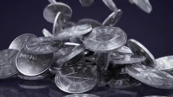 Silver Ethereum Cair Câmera Lenta Pilha Caindo Argent Moedas Fundo — Vídeo de Stock